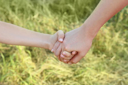 牵手母子图片