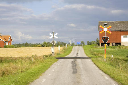 有旧铁路交叉口的乡村公路照片