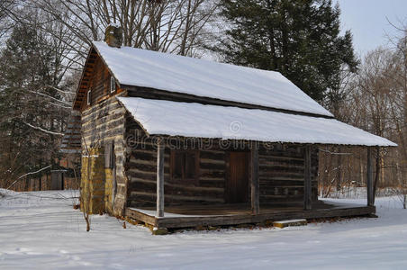 白雪覆盖的小屋