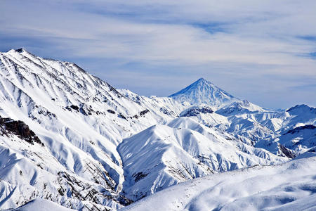 白雪覆盖的美丽山峰