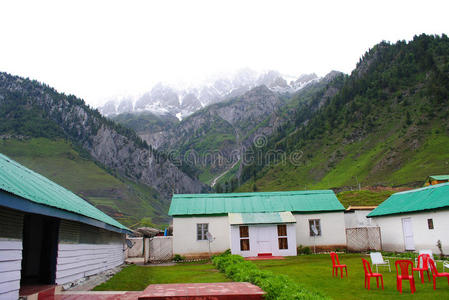 喜马拉雅景观中的农舍