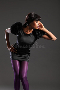 紫色紧身衣黑色连衣裙的时装模特