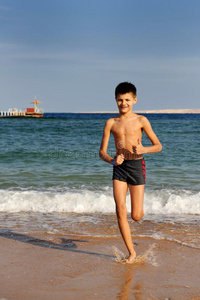 在海滩上跑步的男孩
