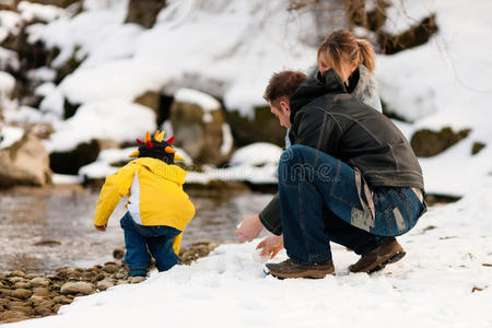 一家人在河边过冬