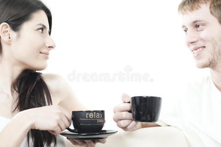 分享咖啡时光的年轻夫妇
