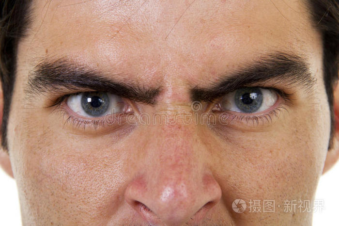 人男性肖像男人闭着眼睛尖叫脾气暴躁的男孩面部表情愤怒的皱着眉头的