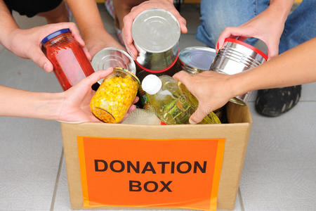 志愿者将食物放入捐款箱图片