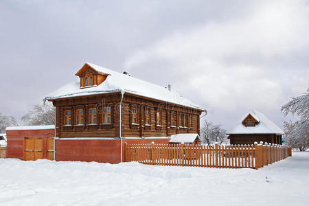 冬天的俄罗斯木屋被雪覆盖