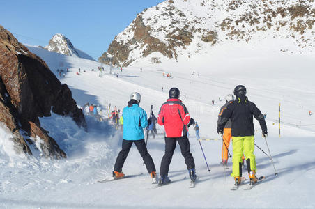 人们在欧洲阿尔卑斯山滑雪。