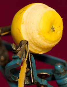 老蓝果削皮机上的黄苹果