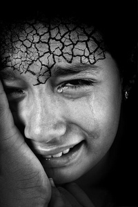 二哈哭哭哭哭啼啼的女孩照片