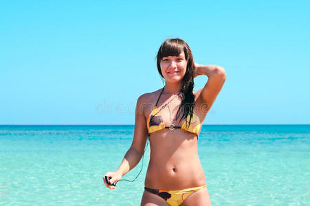 沙滩上的年轻女子
