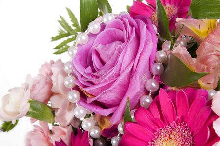 粉红色的花配白色的珍珠图片