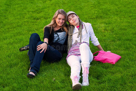 草地上的两个美女
