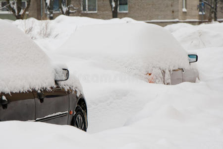 雪地里有两辆车