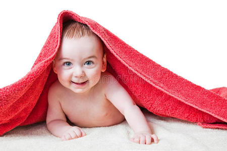 宝宝洗完澡后用红色毛巾捂着肚子笑