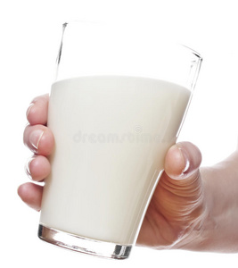 女人手里拿着一杯牛奶