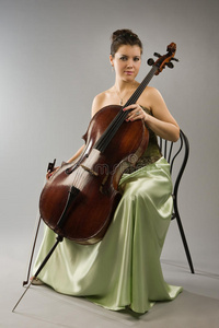 拉大提琴的美女