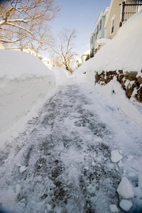 小区雪边走道图片