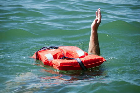 落水淹死的人照片