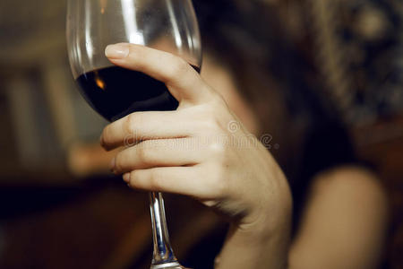 女人手里拿着酒的杯子照片