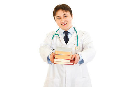 微笑的医生手里拿着医学书籍