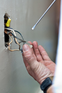 电壁式插座的维修照片