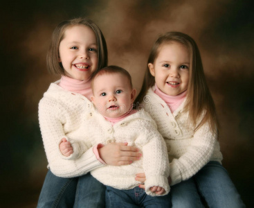 三个年轻漂亮的姐妹