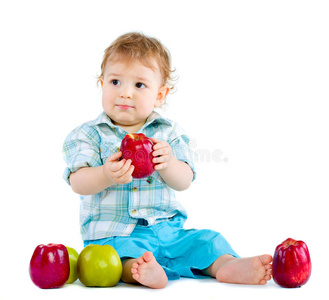 漂亮的小男孩吃红苹果。