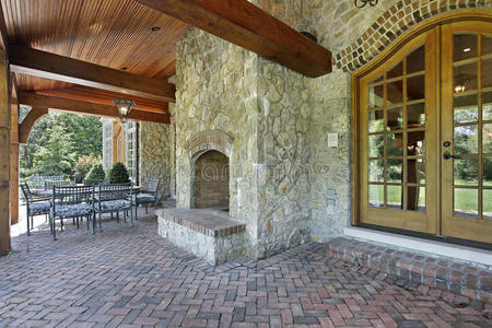 砖砌庭院，带石壁炉