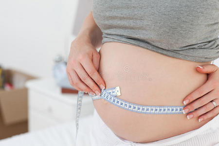 女人测量腹部的特写镜头
