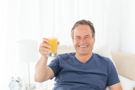 退休男子在家喝橙汁