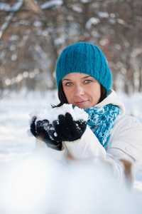 玩雪的女人