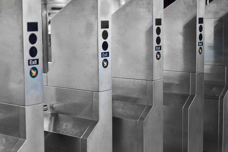 地铁出口大门照片