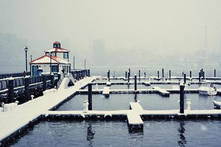 纽约的暴风雪。从新泽西看曼哈顿