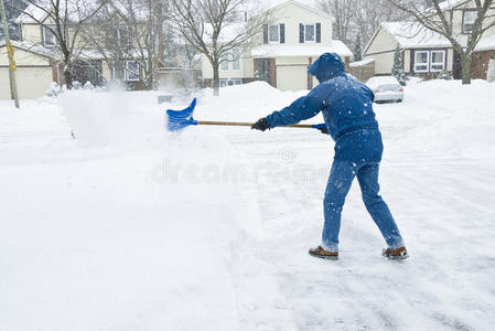清理车道积雪的人