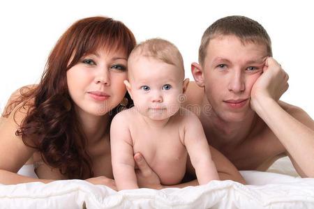 微笑的夫妇和小女婴