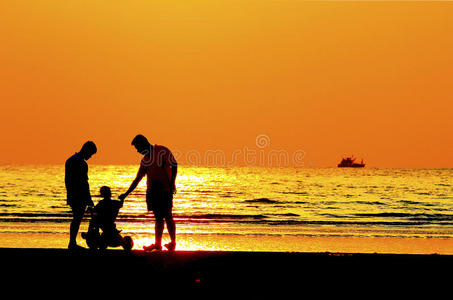 海边的父亲和孩子，日落
