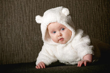 穿着白熊服装的小宝宝