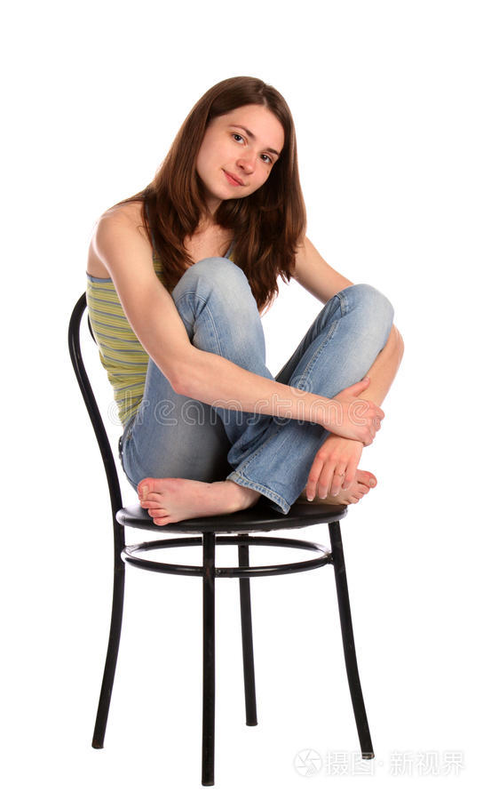 女孩顶部坐在凳子卡车上两腿向上