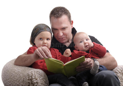 父亲在他的小女儿面前读故事
