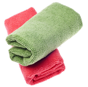 粉色和绿色超细纤维清洁毛巾