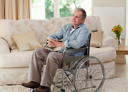 坐轮椅的老人照片