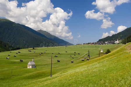 奥地利阿尔卑斯山的山间山谷村庄