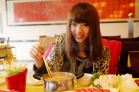 辛辣火锅中国女孩吃火锅照片