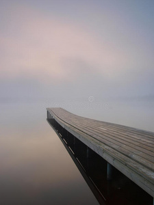 雾蒙蒙的早晨湖边的码头图片