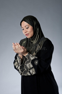 自信的穆斯林妇女戴着围巾