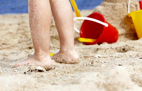 沙子里的孩子腿。
