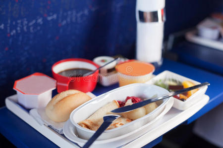飞机上的一盘食物。