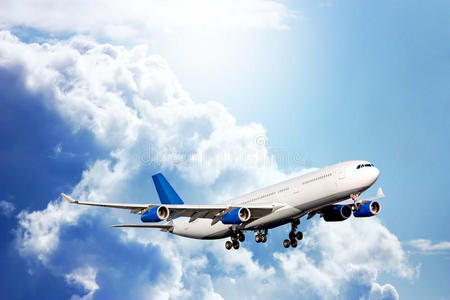 蓝天上的大客机图片